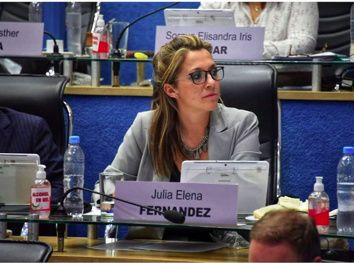 #Ahora Hablamos con la legisladora de <a href="/BloqueJSRN/">Bloque JSRN</a>, <a href="/jfernandezok/">Julia Fernández</a> Buscan el apoyo del Parlamento Patagónico para pedir avances en la obra de montaje de plantas compresoras del Gasoducto Cordillerano. Sin esta inversión, no se podrán ampliar las conexiones.