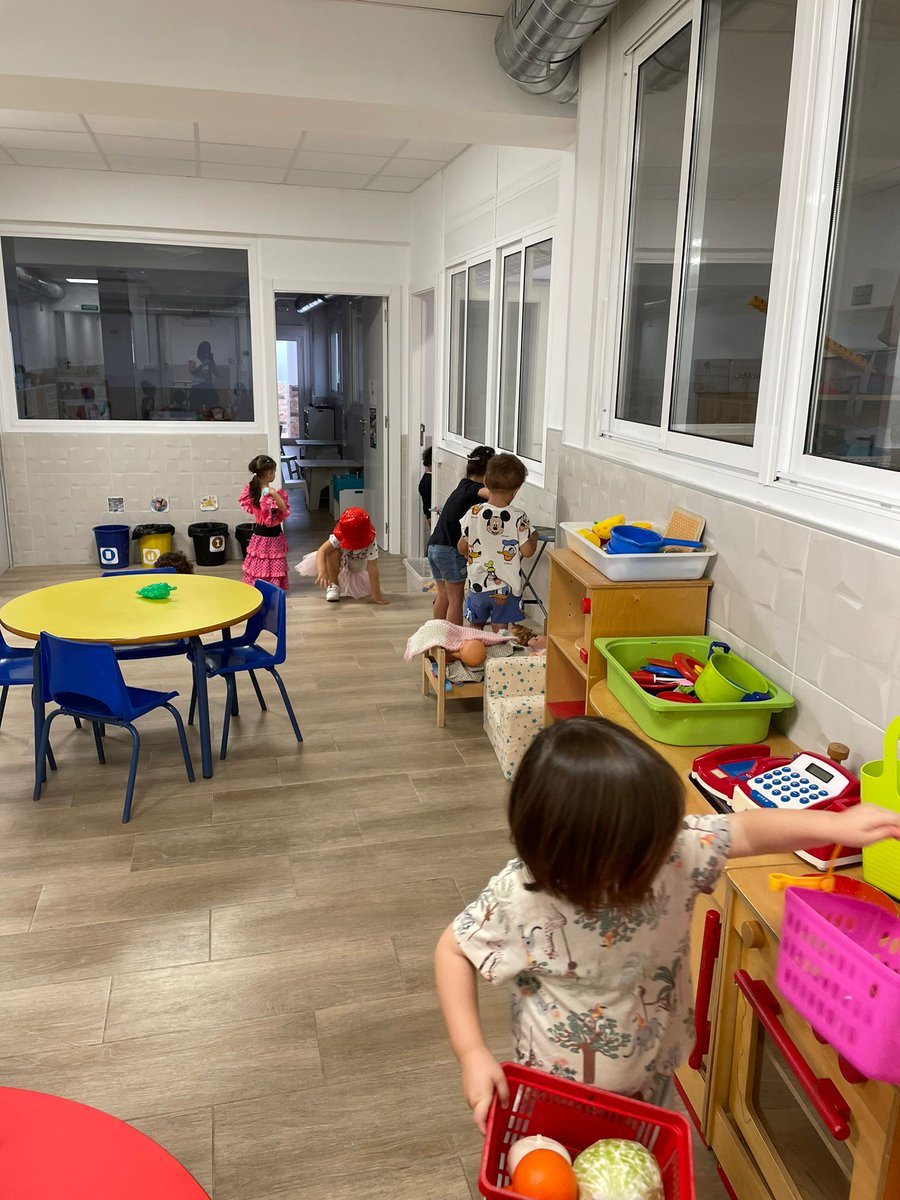 NouPatufet's tweet image. Avui el grup d’I3 estem fent un primer tastet d’#ambients de lliure circulació. Comencem amb l’ambient d’atrezzo i l'ambient de jugar a ser.
#NouPatufet #EscolesCoop