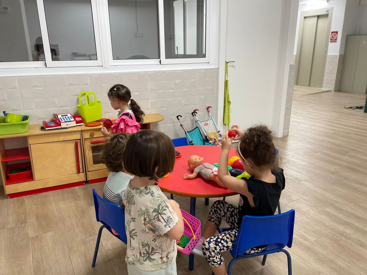 NouPatufet's tweet image. Avui el grup d’I3 estem fent un primer tastet d’#ambients de lliure circulació. Comencem amb l’ambient d’atrezzo i l'ambient de jugar a ser.
#NouPatufet #EscolesCoop