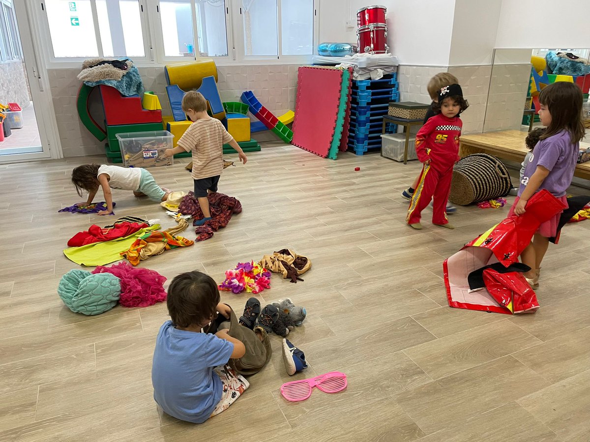 NouPatufet's tweet image. Avui el grup d’I3 estem fent un primer tastet d’#ambients de lliure circulació. Comencem amb l’ambient d’atrezzo i l'ambient de jugar a ser.
#NouPatufet #EscolesCoop