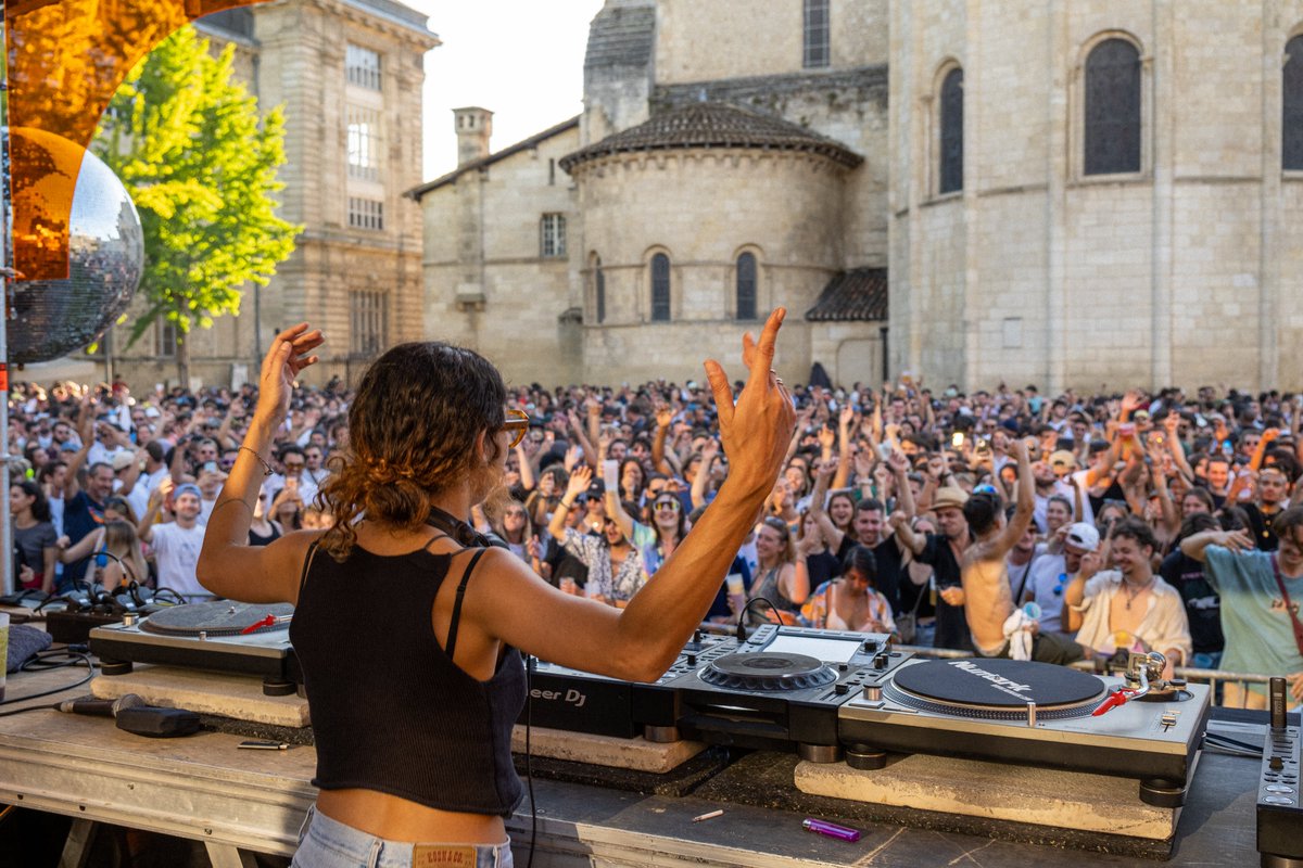 Après une beau rendez-vous au #squaredombedos, on se retrouve ce dimanche au #quaidessports dès 15h pour la dernière de la saison ! 

Infos &amp; programmation : bit.ly/boa_mackimusic
📸 Salomé Langlade

#bordeaux #bordeauxopenair #festival #openair