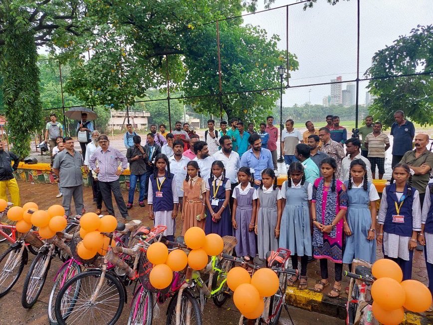mnsadhikrut's tweet photo. महाराष्ट्र नवनिर्माण विद्यार्थी सेनेचे अध्यक्ष श्री. अमितजी ठाकरे गेल्या महिन्यात पालघर जिल्ह्याच्या दौऱ्यावर असताना आदिवासीबहुल तालुक्यांतील मुलींना शाळेत जाण्यासाठी अनेक किलोमीटरची पायपीट करावी लागत असल्याची बाब निदर्शनास आली होती. https://t.co/NLgKintc7F