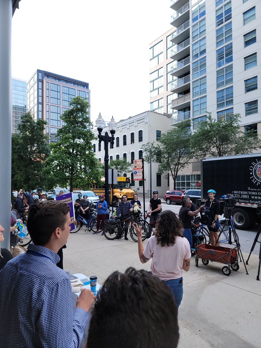 Enough is enough!  Transit Riders stand in solidarity with CTA bus and rail operators to demand better service! @commutersaction