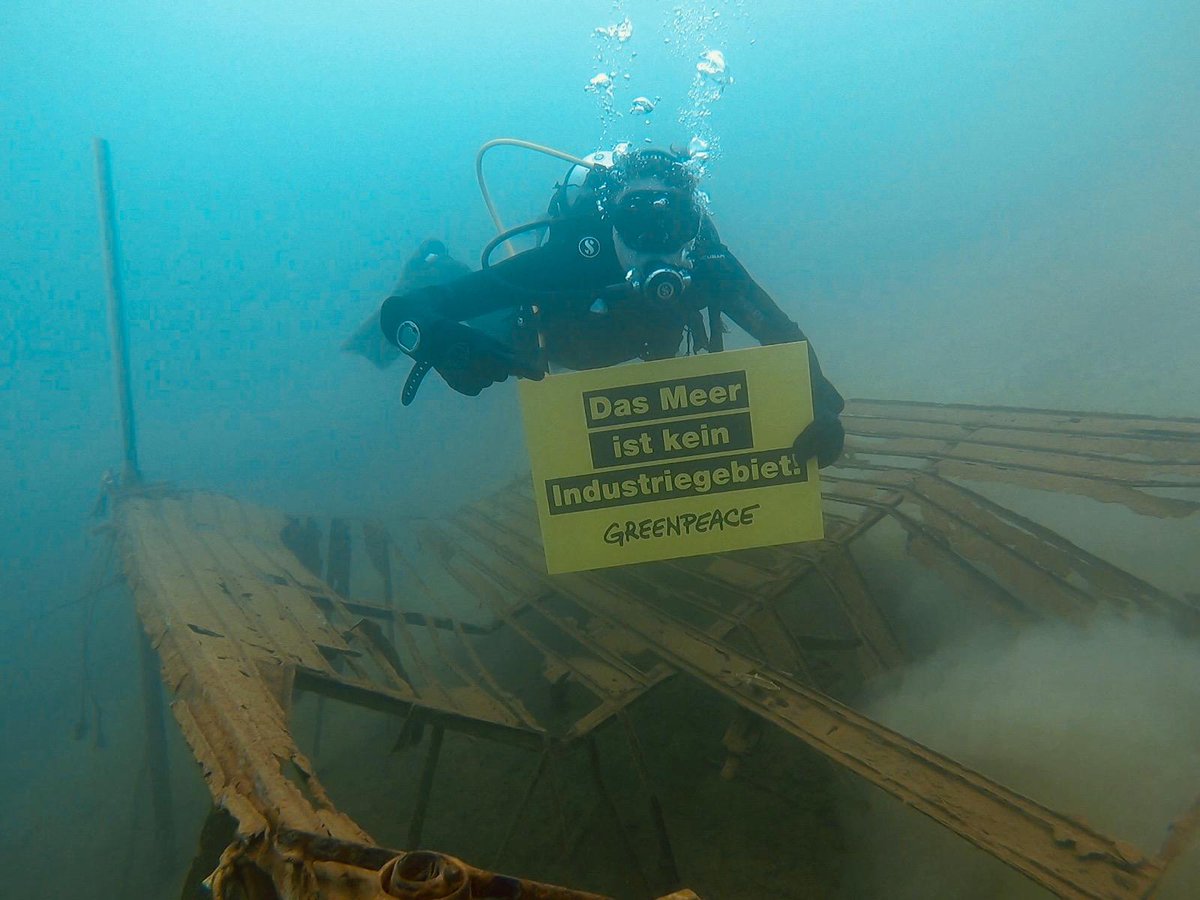greenpeace_n's tweet photo. Dafür sind wir am Wochenende in #Nürnberg gleich mal ins kalte Wasser gestiegen: Raus aus dem Riff, @RWE_AG ! #RWExit https://t.co/VAfiFpHywG