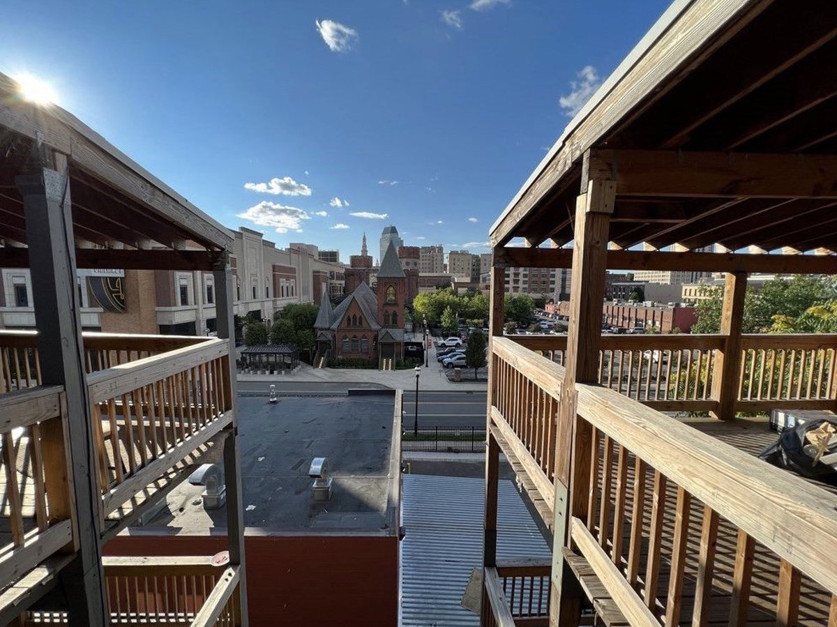 UrbnStock's tweet photo. 16 units - $1.5million this is big conventional loan deal / jumbo loan approval needs a good credit score of 660 + 700 is better.
Down payment is 20% - $300k
Mortgage - $8600
Rents are $1100 x 16 = $17,600 true profit window = $9k per month.
#FNDATION get a group together 🪡 https://t.co/iAfpFSSifn