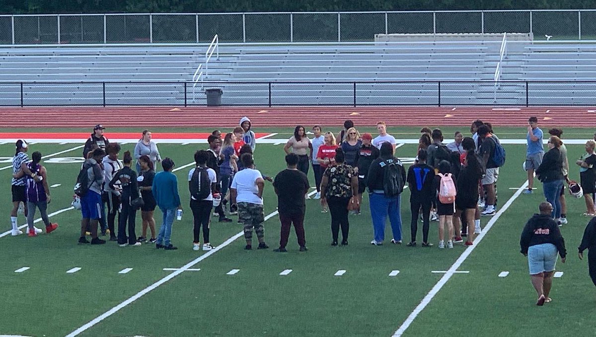 DdeFootball's tweet photo. VARSITY MOMS NIGHT 

A great night for the players and their moms! Thanks to all the Moms who made it out! #FlyWithUs 🔴⚪️🏈🔥 https://t.co/qHpdbCyDow