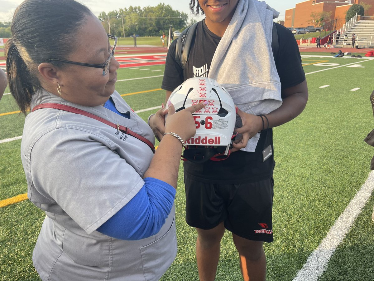 VARSITY MOMS NIGHT 

A great night for the players and their moms! Thanks to all the Moms who made it out! #FlyWithUs 🔴⚪️🏈🔥