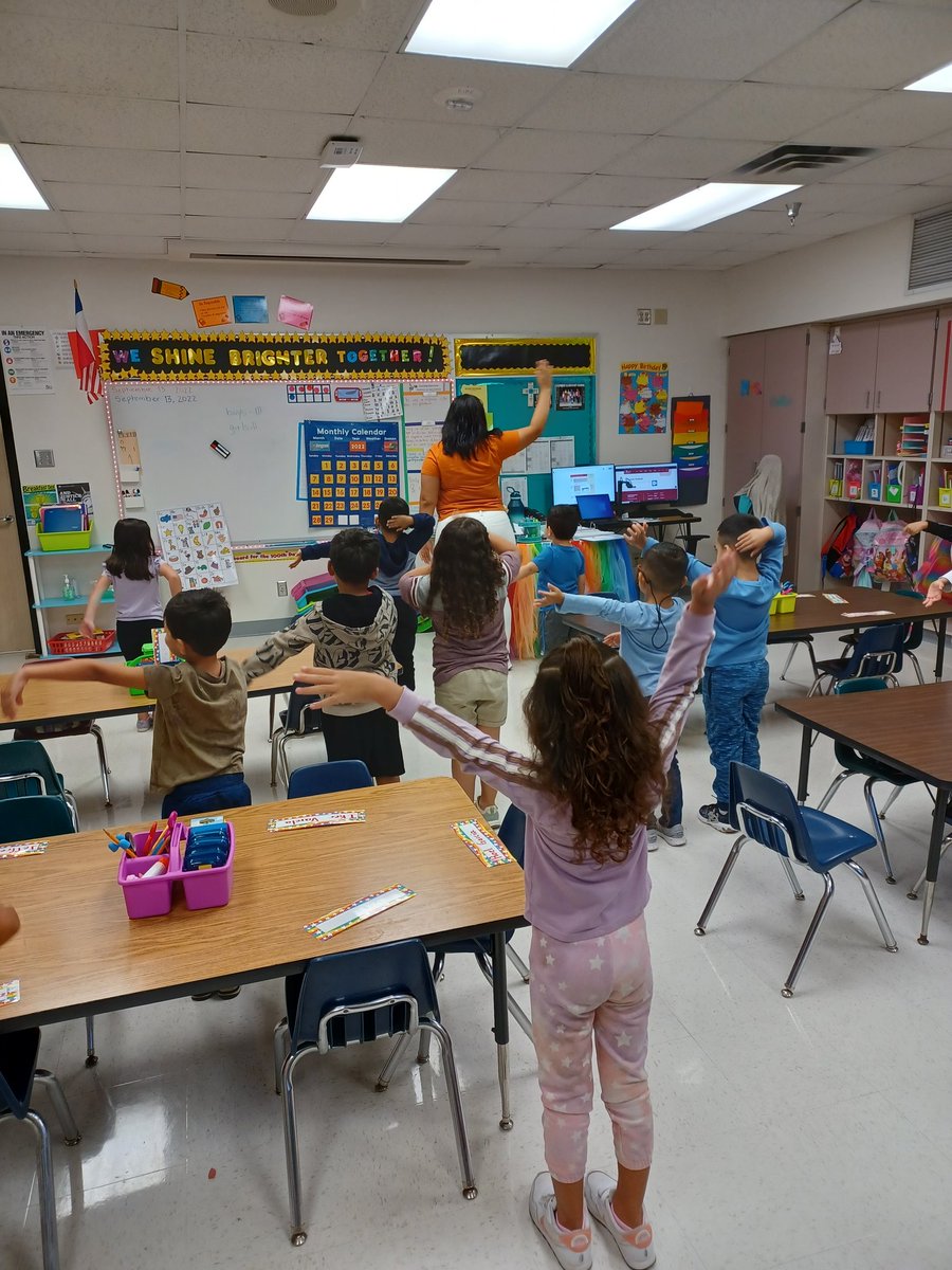 Best lesson I've seen so far using <a href="/Amplify/">Amplify</a>!  Teacher added TPR, competition, visual supports, differentiation, and more! <a href="/Stephens_Stars/">Stephens Elementary</a> <a href="/LMYoung_GISD/">Lindsey Young</a> <a href="/DlcampbeDenise/">Denise Campbell</a> #EarlyLiteracyGISD