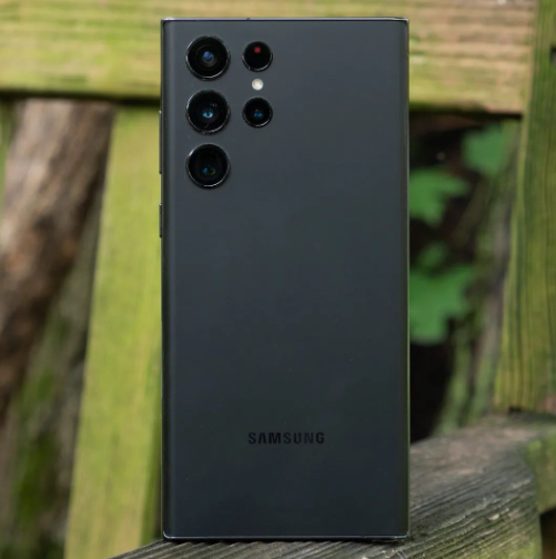 BestForAndroid_'s tweet image. It's been six months since the Galaxy S22 Ultra launched 🕑 Does the phone still hold up six months later? 
#samsung #samsunggalaxy #samsunggalaxys #samsunggalaxys22 #samsunggalaxys22ultra #galaxy #galaxys22 #galaxys22ultra #android #androidphone #androidphones #phones #phone