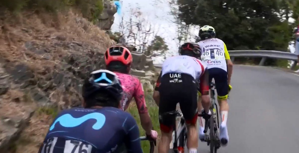 BiciGoga's tweet photo. Tres colombianos en ataque en #GirodellaToscana con menos de 30km a la meta @danifmartinez96 (IGD) tiene 20” sobre un grupo donde están @estecharu (EFE) y @Einerrubio1 (MOV) https://t.co/6vk64JCVr4