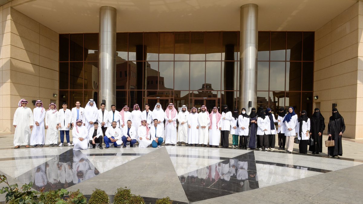 التقى معالي رئيس #جامعة_الملك_خالد أ.د.فالح السلمي، مساء اليوم، طلاب طالبات كلية الطب المشاركين في برنامج التدريب الصيفي الدولي، بجامعة إيموري بالولايات المتحدة الأمريكية، واطلع السلمي على مخرجات البرنامج الذي شارك فيه 33 طالبًا وطالبة، وذلك بحضور عميد ومنسوبي ومنسوبات الكلية..