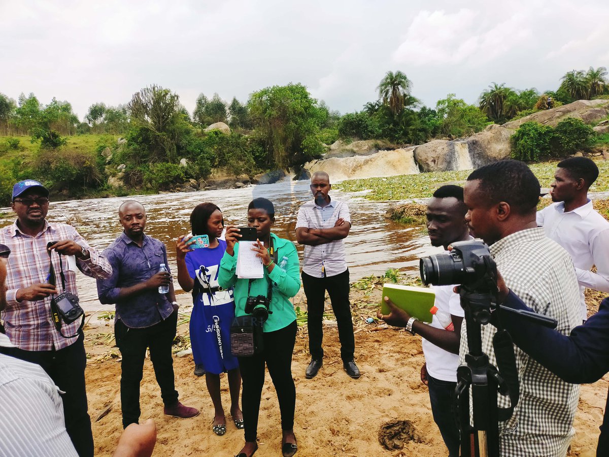 PaleWaterUg's tweet photo. Journalists undergoing training on reporting about water pollution organized by Water Journalists Africa have visited River Rwizi in Mbarara, Uganda. River Rwizi is one of the water bodies in the country heavily polluted by plastic waste.

📷@AdellaMbabazi

#PaleWater https://t.co/9y1rv91kOz