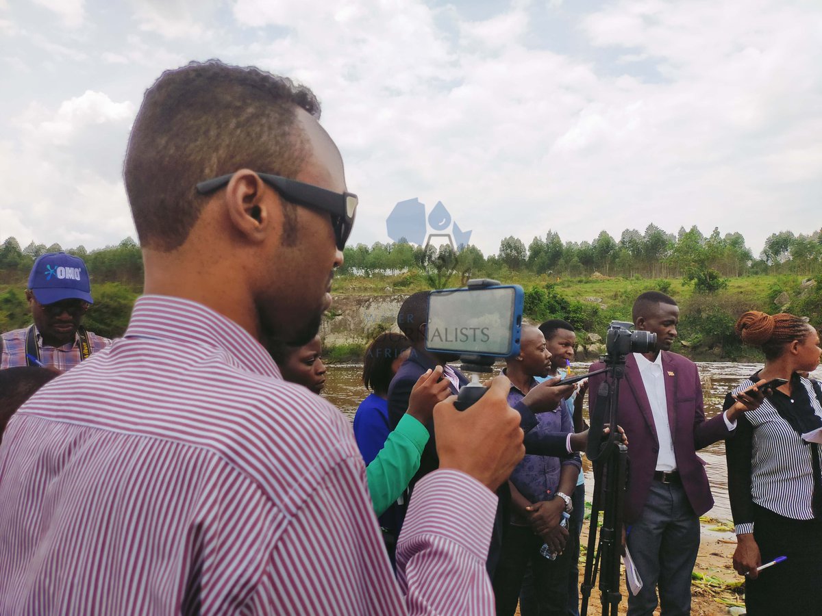 PaleWaterUg's tweet photo. Journalists undergoing training on reporting about water pollution organized by Water Journalists Africa have visited River Rwizi in Mbarara, Uganda. River Rwizi is one of the water bodies in the country heavily polluted by plastic waste.

📷@AdellaMbabazi

#PaleWater https://t.co/9y1rv91kOz