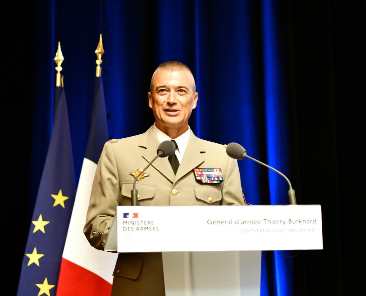IHEDN's tweet photo. Discours du @CEMA_FR devant les auditeurs de la 2e session nationale : L’@IHEDN, c’est diffuser et promouvoir l’esprit de défense. C’est un facteur de supériorité pour nos armées. (…) Vous en serez cette année les ambassadeurs. https://t.co/JwUUlwu7ug