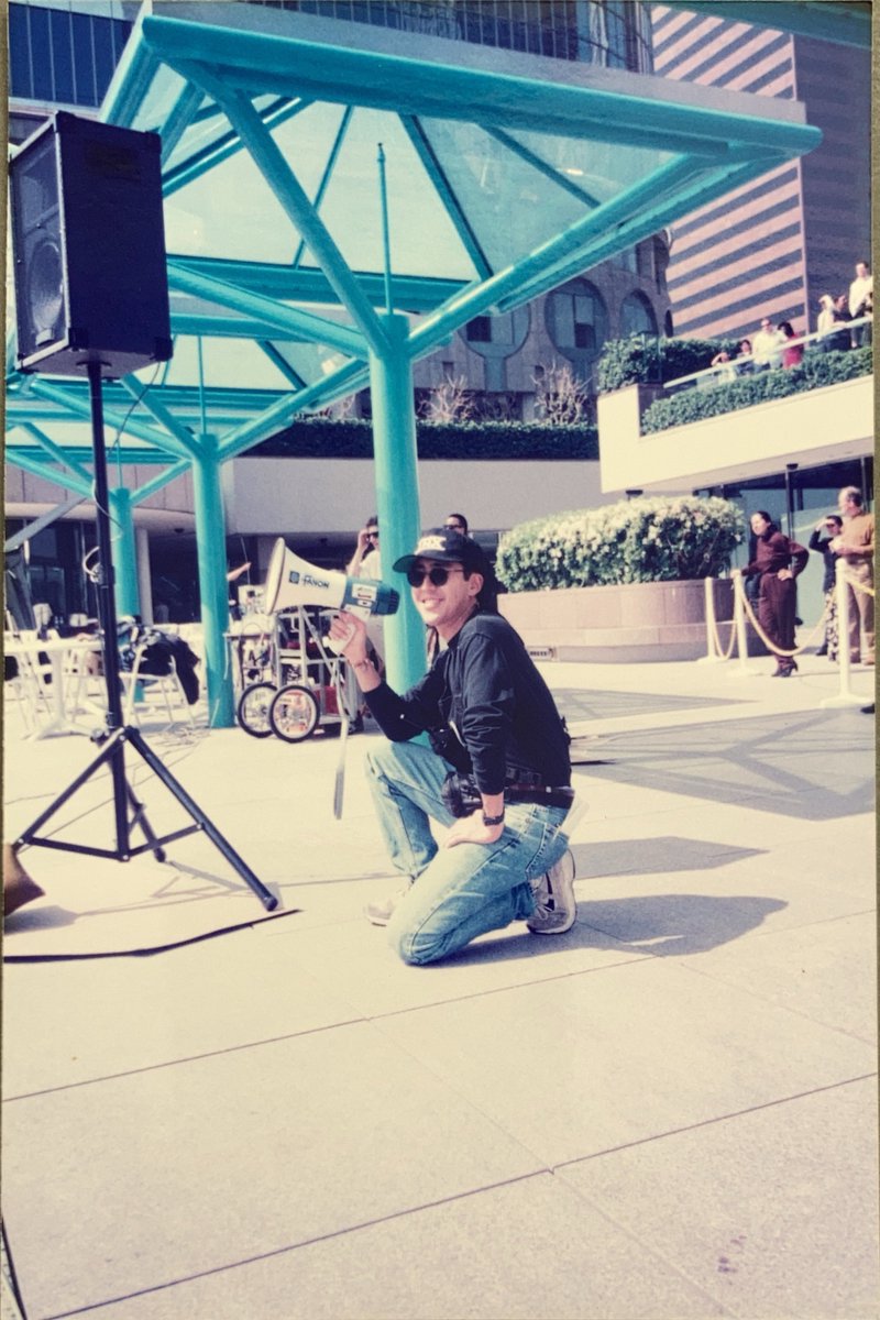 lakeman's tweet photo. セデスのCMを撮った時のスナップ写真が出てきた。①ロケ地はロサンゼルス・ダウンタウンにあるウォーターコート。②カメラのファインダーを覗いて指示する撮影監督ヴィルモス・ジグモンド。左奥にヴァネッサ・ウィリアムスが見える。明るくてとても美しい人だった。③現地ラインP兼ファーストADの私。 https://t.co/j2j4S7wSER