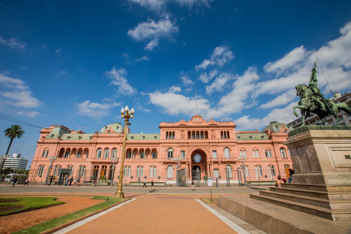 visitbaok's tweet photo. Casa Rosada, la sede del Poder Ejecutivo de Argentina. 
Algo que hay que ver cuando visites Buenos Aires. En este hilo te contamos algunos datos curiosos, que seguro no sabías. https://t.co/2sIild79Dx