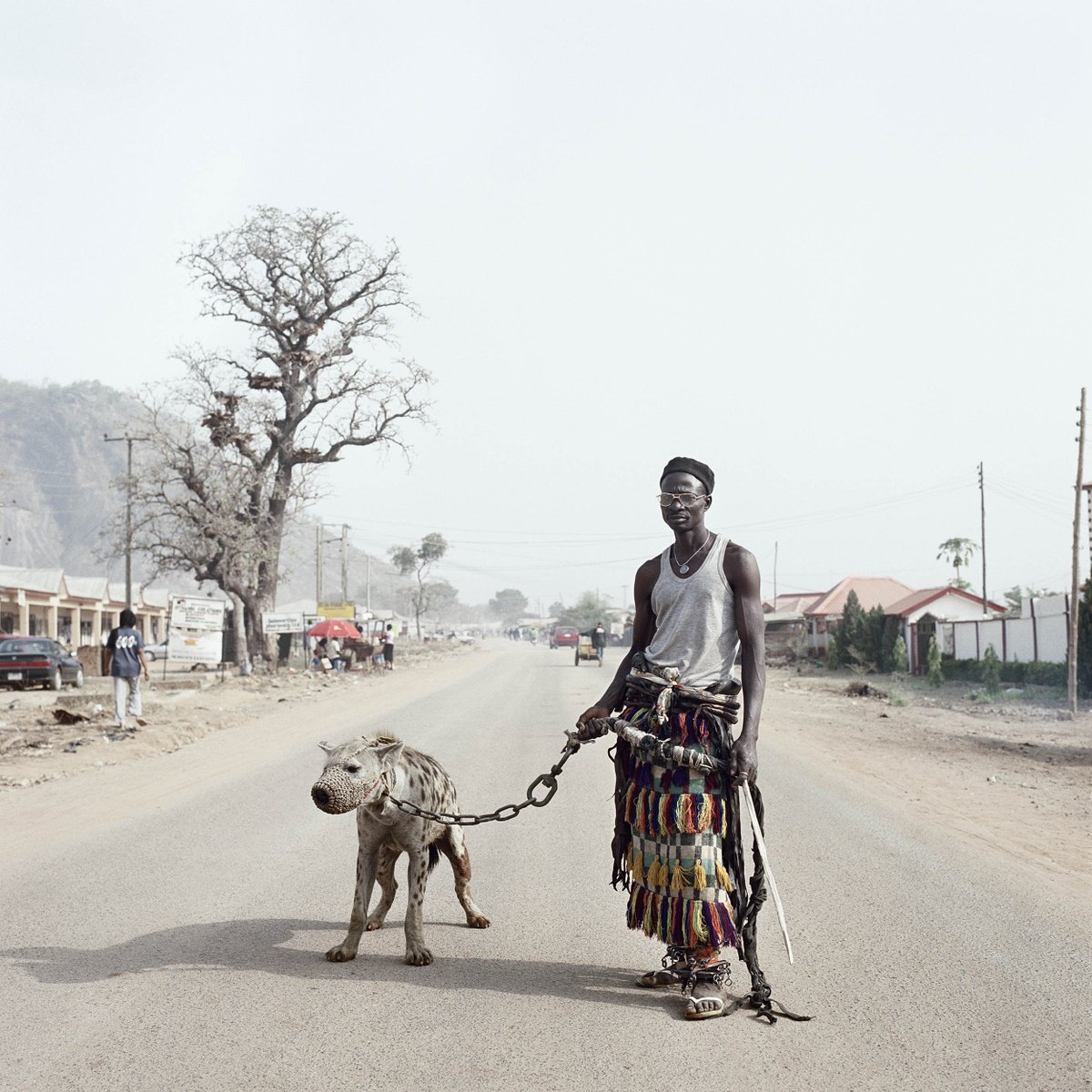 Gm! We continue this week presenting the work of South African artist, Pieter Hugo (<a href="/HyenaHugo/">Pieter Hugo</a>). 

🧵 How "The Hyena and Other Men" started 
🔗 Abstract from pieterhugo.com/Text-THE-HYENA…