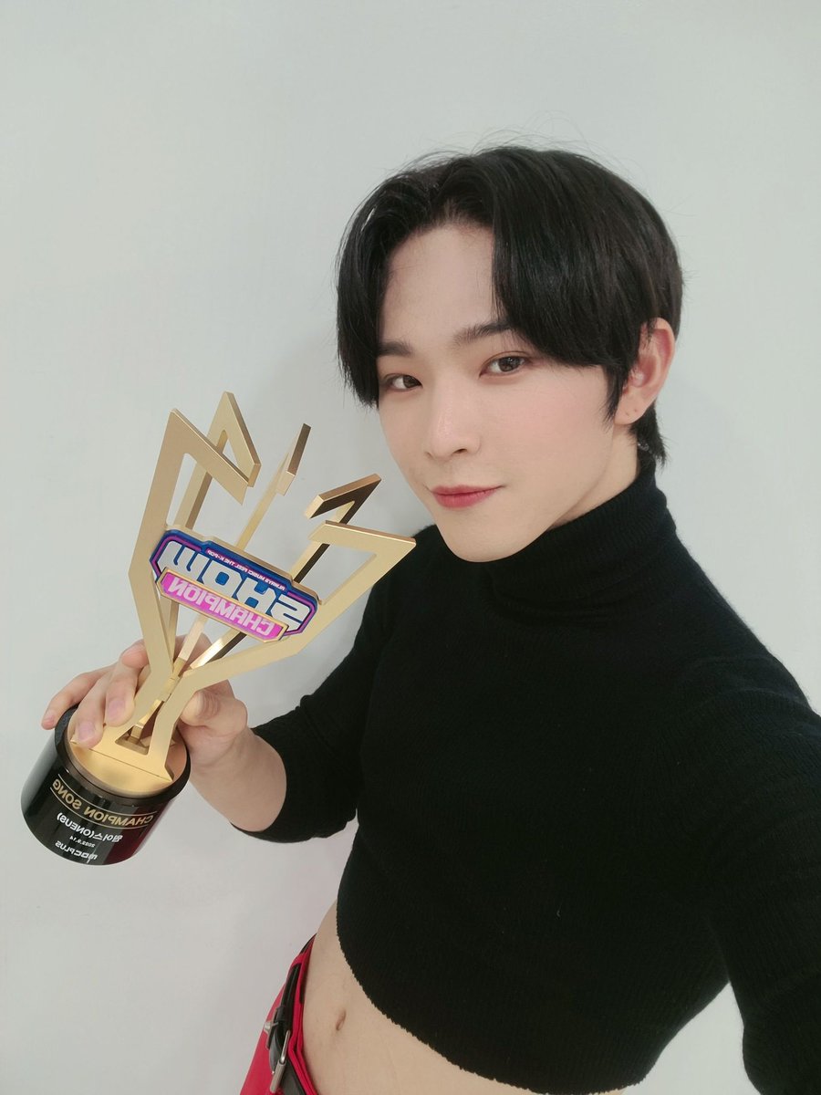 LeeDos22's tweet photo. SOME moons on leedos bubble out here Hating on the ONLY WAY Leedo can show off how hard he has worked on his passion. His body. I dont like when people stan JUST because hes shirtless but he LOVES the compliments even if you dont see it. #ONEUS #ONEUS3rdwin #ONEUS2ndWin https://t.co/G49PVDBREI