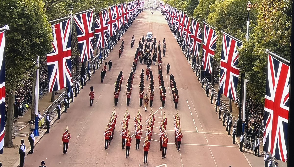 JulesAdcock's tweet photo. Feel proud to be British 🇬🇧 watching our military supporting the Queen &amp; the Royal family at this sad time  #ArmedForces #Queen #Military #RoyalFamily #KingCharleslll https://t.co/mTWLCXUond