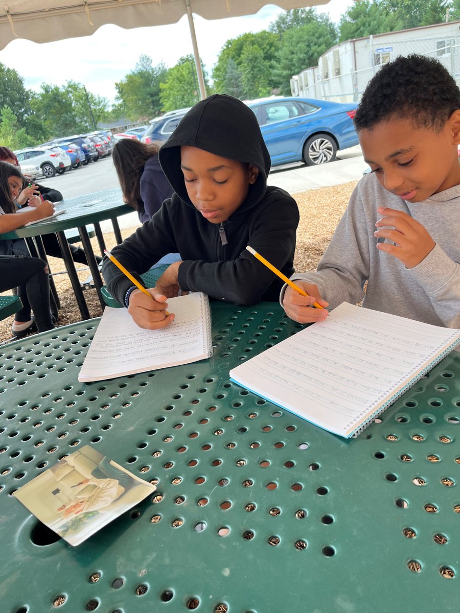 HyblaValley6th's tweet photo. Writing outside gives our brains a boost @HyblaValleyES  #HyblaValleyHuskies https://t.co/apXuPaHim9
