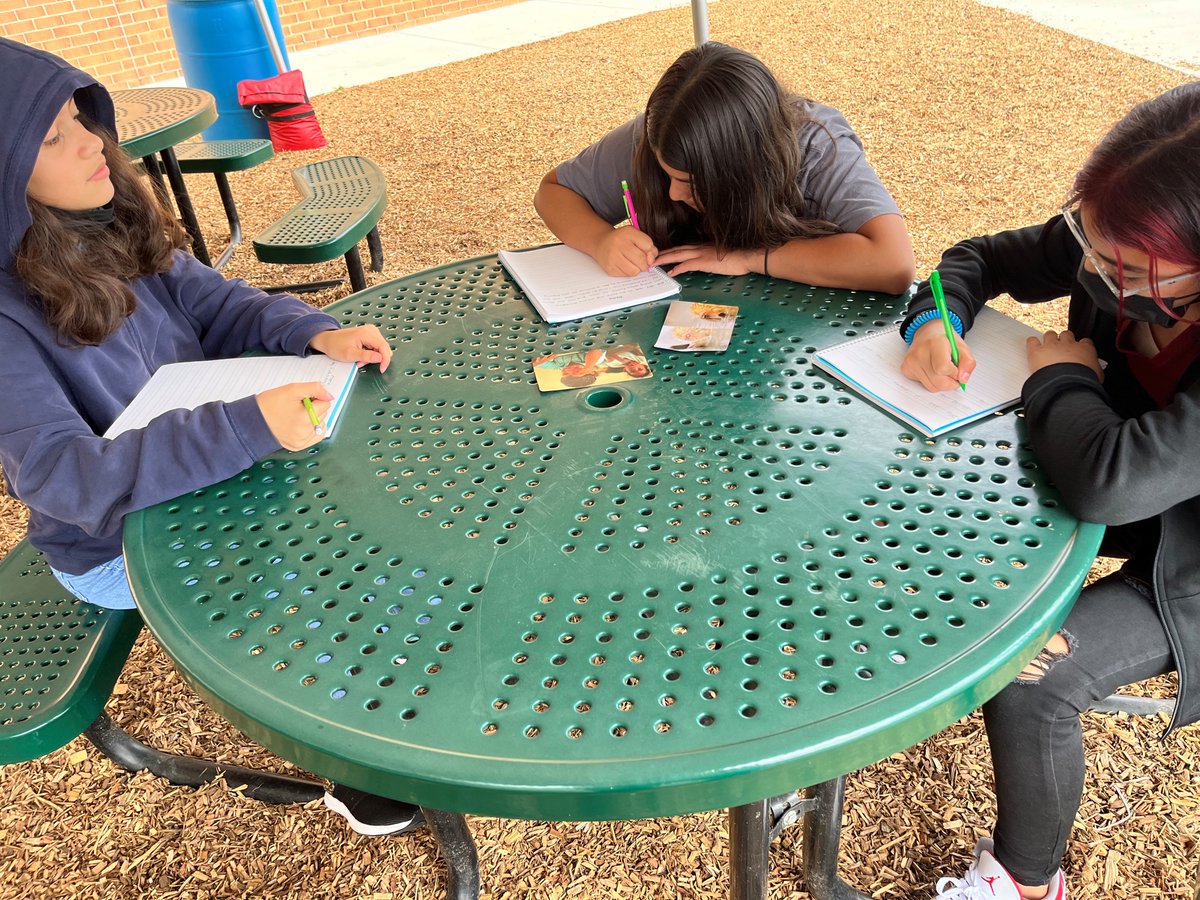 HyblaValley6th's tweet photo. Writing outside gives our brains a boost @HyblaValleyES  #HyblaValleyHuskies https://t.co/apXuPaHim9