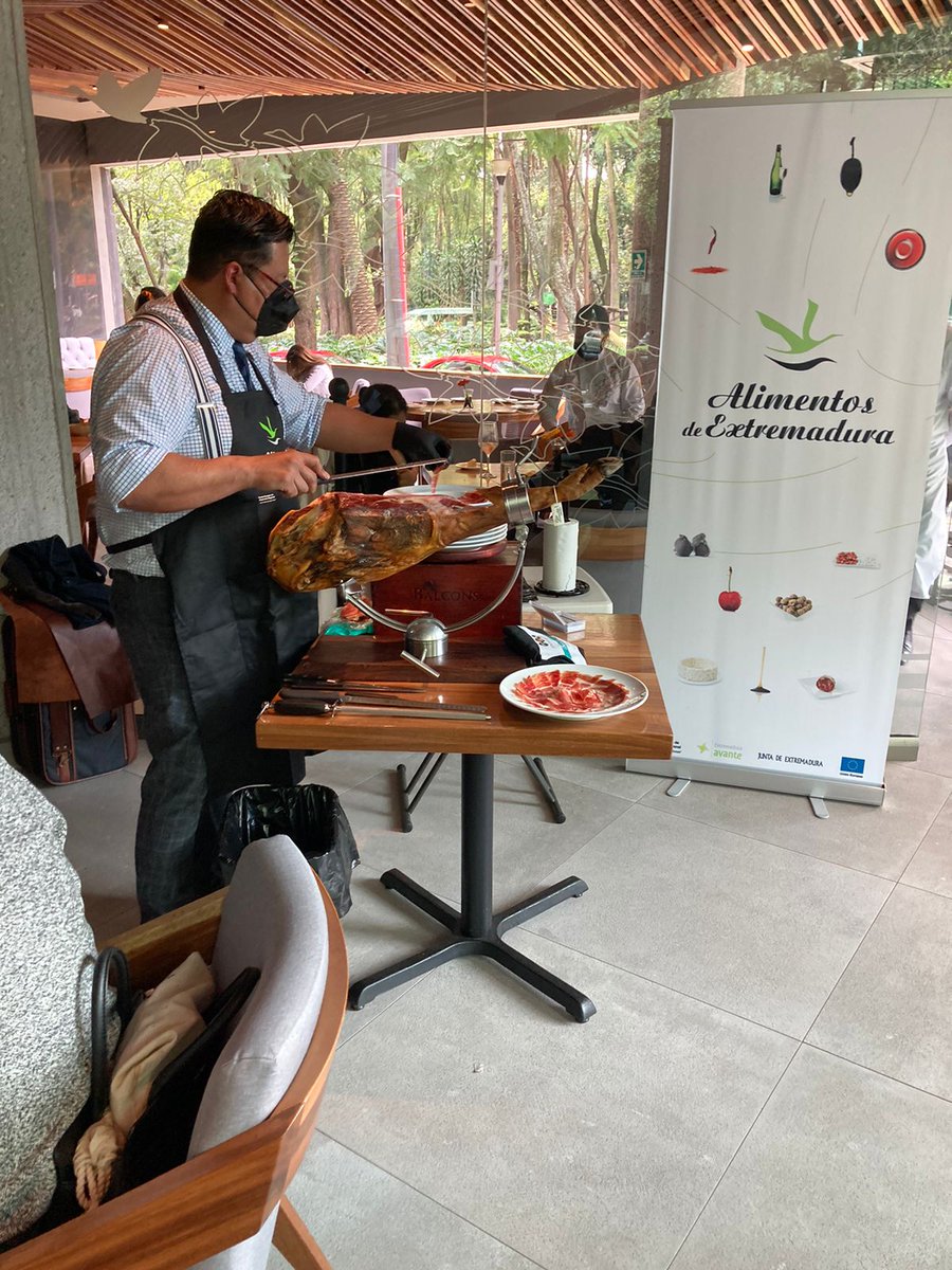 ArgosConsulting's tweet photo. @AlimentosdeExtr El pasado 8 de septiembre en el Colegio Superior de Gastronomía de Ciudad de México Extremadura Avante llevó a cabo un Evento Gastronómico de la marca promocional “Alimentos de Extremadura”
#AlimentosDeExtremadura #ExtremaduraAvante #Feder #Extremadura #DOP https://t.co/bZKpLc9ZDQ