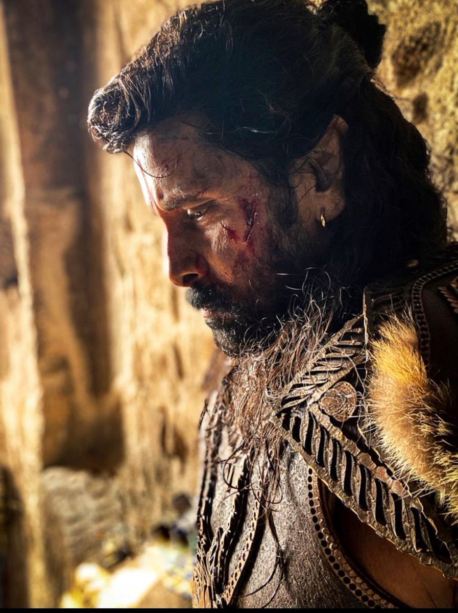 chiyaan's tweet photo. @Karthi_Offl @actor_jayamravi @trishtrashers சரி தான்.‌இளைப்பாறு நண்��ா. Detox. Rest. Recuperate. 
சில போர்களை தனியாக சென்று தான் வெல்ல வேண்டும்.  தஞ்சை சென்று நம் அன்பு படைகளை சந்தித்தே ஆகவேண்டும்.  See you on the other side வந்தியத்தேவா. @Karthi_Offl 
#PonniyinSelvan 
#AdithaKarikalaninThanjavur https://t.co/lJ2CvsECi0