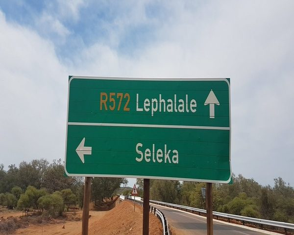CapricornFMNews's tweet image. Close to 800 community members from Marapong in #Lephalale have marched to the Lephalale Local Municipality premises today, calling for the removal of three ANC ward councillors whom they are accusing of not serving the interest of the community. TMM