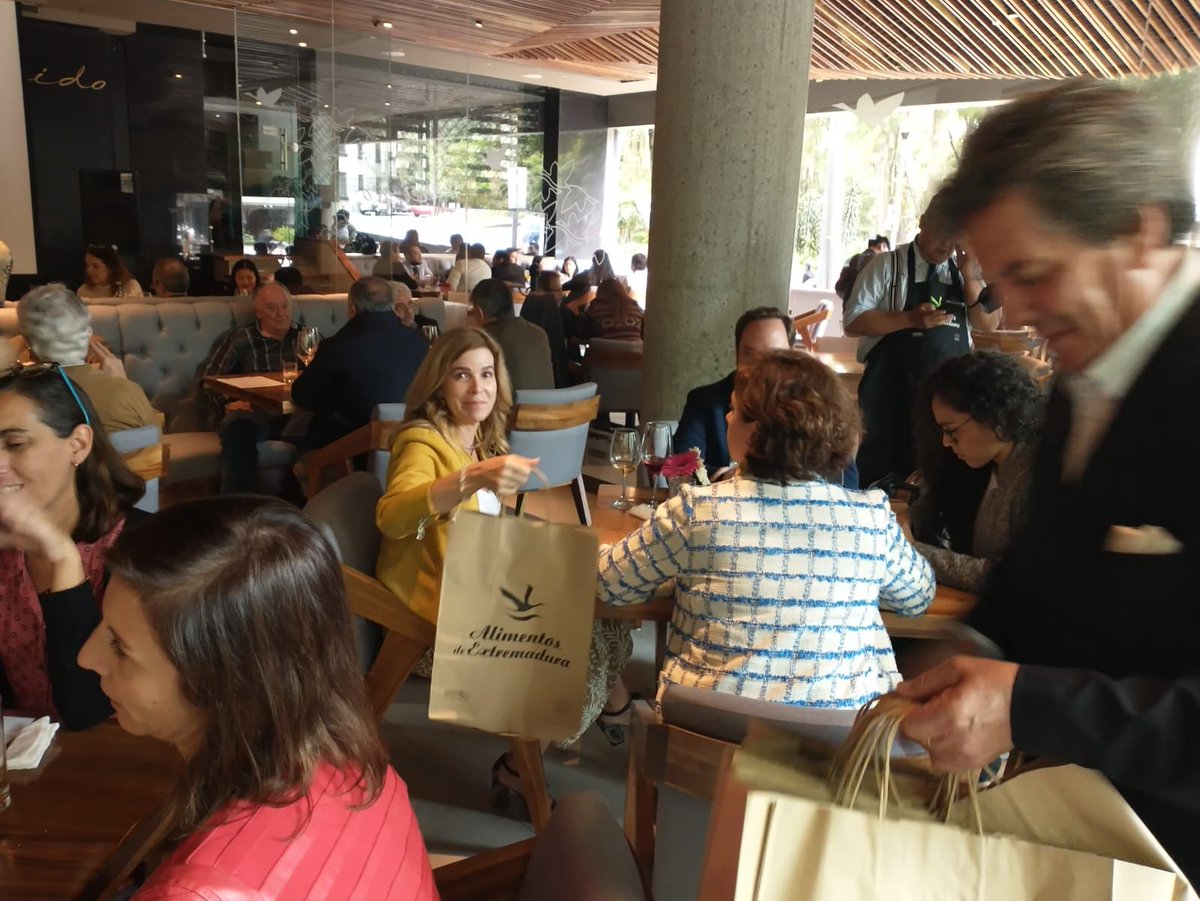 ArgosConsulting's tweet photo. @AlimentosdeExtr El pasado 8 de septiembre en el Colegio Superior de Gastronomía de Ciudad de México Extremadura Avante llevó a cabo un Evento Gastronómico de la marca promocional “Alimentos de Extremadura”
#AlimentosDeExtremadura #ExtremaduraAvante #Feder #Extremadura #DOP https://t.co/bZKpLc9ZDQ