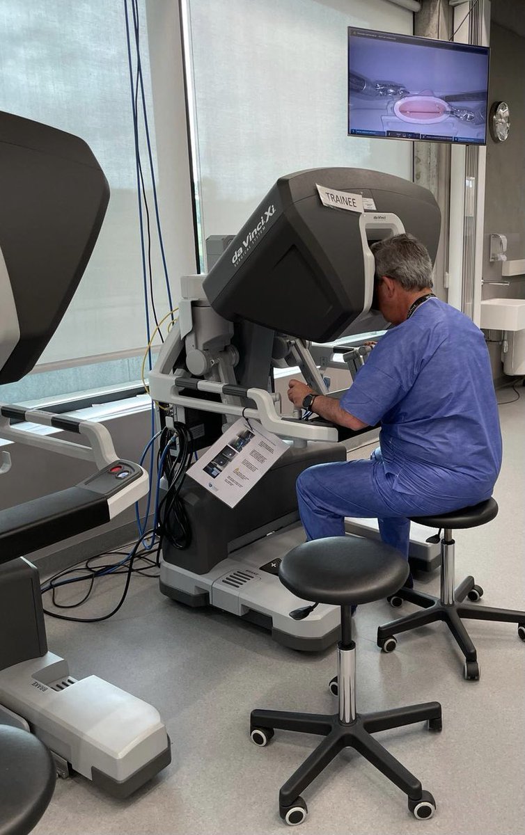 Continuamos progresando💪🏽💪🏽
Formación en Cirugía robótica en las unidades de Esofagogástrica y HBP por <a href="/RafaelBalongo/">Rafael BALONGO</a> y <a href="/pablo_beltranM/">Pablo Beltran</a>  ✔️✔️
<a href="/asacirujanos/">asacirujanos</a> <a href="/scmi_itec/">aec_cmi</a> 
#CMI #cirugiarobotica #CirugiaDaVinci