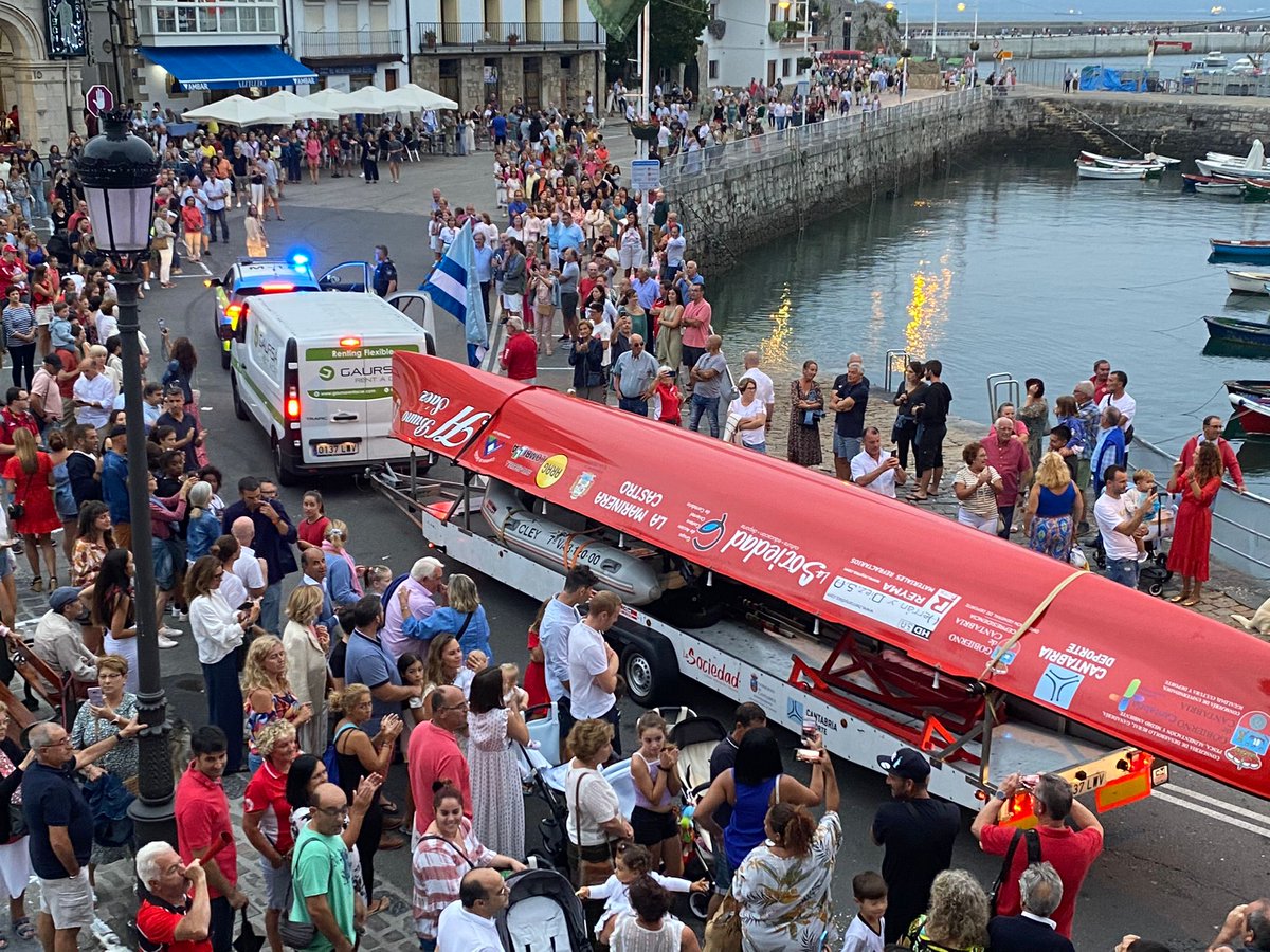 Trainera de Castreña llegando a casa un 13 de agosto.