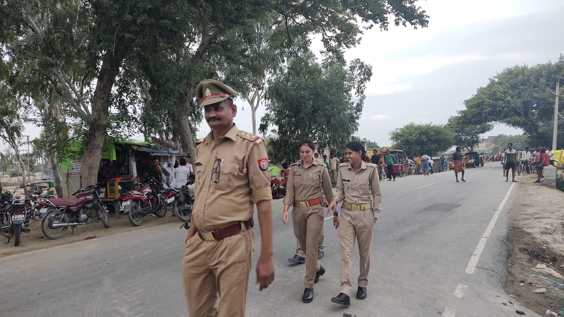 fatehgarhpolice's tweet photo. पुलिस अधीक्षक @Ashokips68rr  के निर्देशन में थाना अमृतपुर द्वारा मय फोर्स के साथ क्षेत्र में सुरक्षा एवं शांति व्यवस्था के दृष्टिगत पैदल गस्त किया गया। #Footpatrolling https://t.co/jtVzhmiiyt