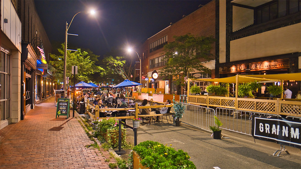 bruceBOS's tweet photo. @drvolts Check out Elm St and Davis Sq in Somerville if you're ever this way. Busier there now than this photo from https://t.co/cl3ZlNN52y https://t.co/uKM4WzF2zy