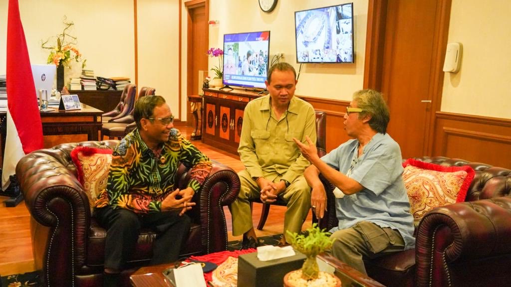 mohmahfudmd's tweet photo. Hr ini di kantor sy mendapat kunjungan persaudaraan dari dua komedian tersohor, yakni, Butet Kertarajasa dan Cak Lontong. Butet pakai bahasa Jawa, sy pakai bahasa Madura, Cak Lontong jadi penterjemah. Bergurau dgn komedian itu menyegarkan dan menghilangkan segala kelelahan.🤣😂 https://t.co/4P1iYzQAy2