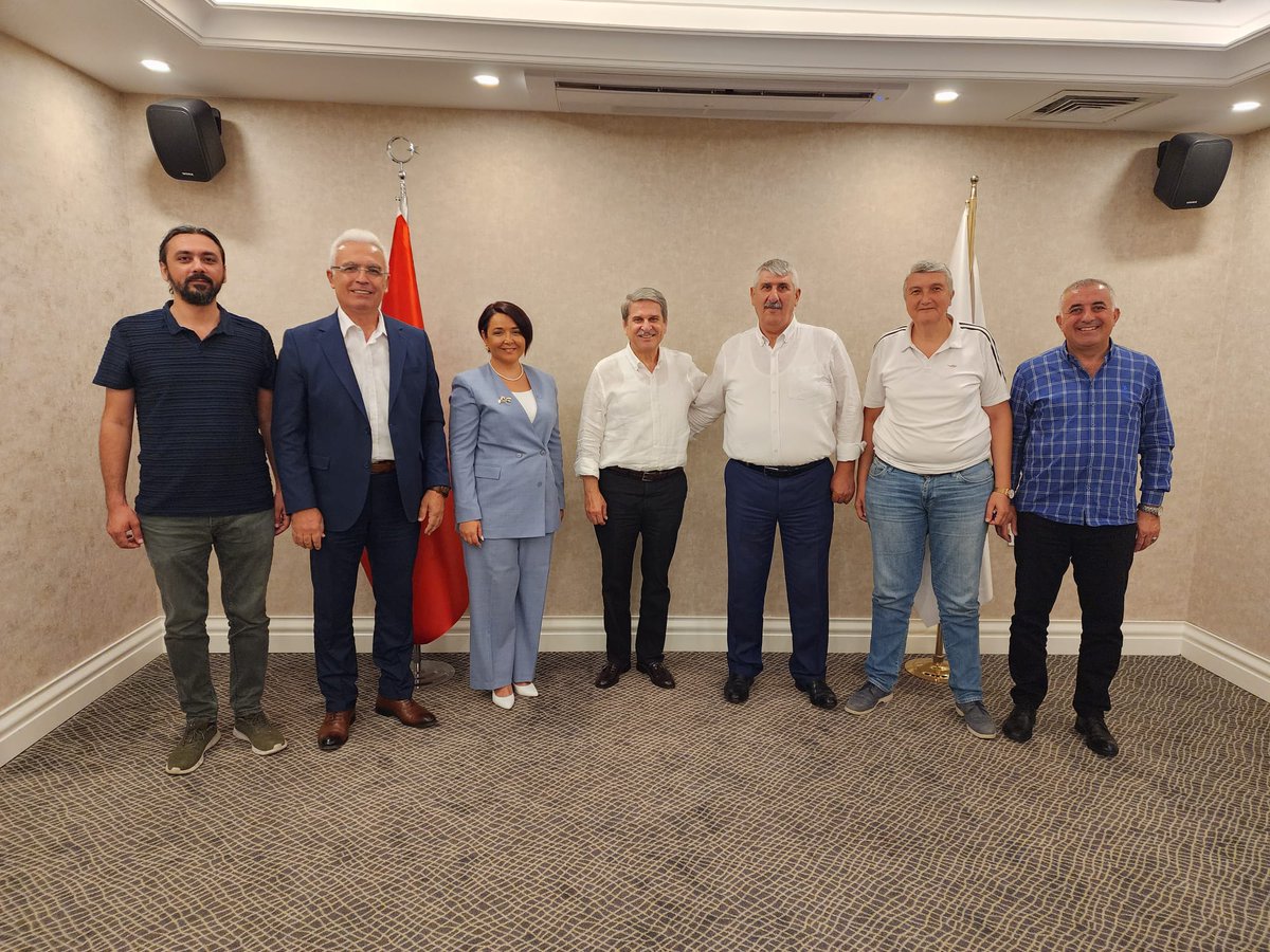 TCAytunCiray's tweet photo. Bugün de Metropol İlçe Başkanlarımızla bir araya geldik.
Seçim süreci değerlendirme toplantımızın 3.sünü yaptık.
Ev sahibi @iyiparti35ksk Başkanı Müjde Hanım'a teşekkür ederiz.
Arkadaşlarımın fikirlerinden çok yararlandım.
@meral_aksener 
@iyiparti 
#AzKaldı https://t.co/Wpr0ClWViz
