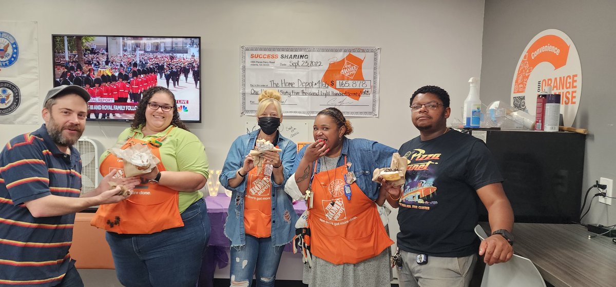 It's National Creme filled Donut day! Thank you to our VOA TEAM for the delicious donuts. #4166TheBestSouthPhillyHD @tommybennetthd @kristasalera @jonbaumann304 @JessieWhiteman2