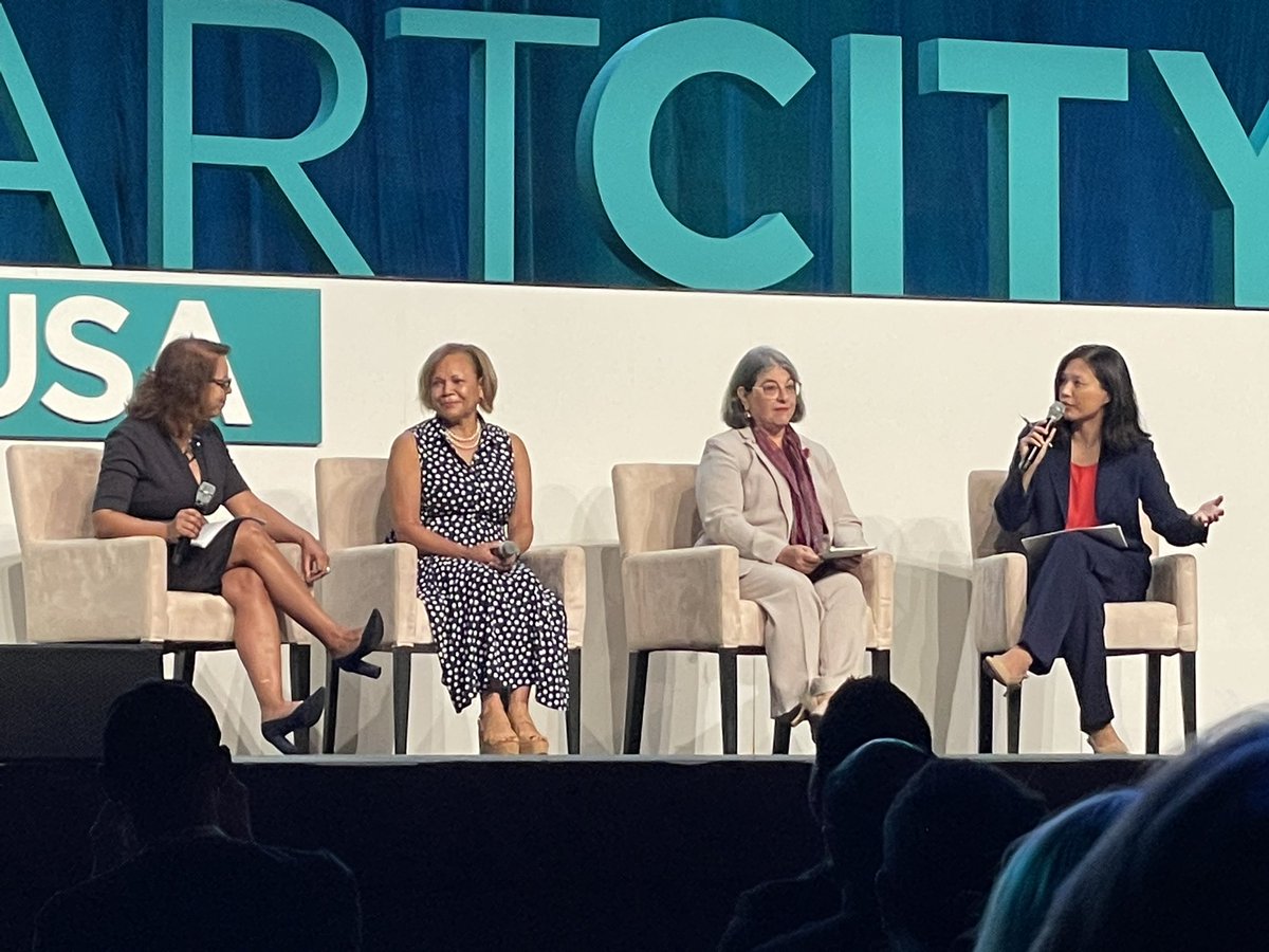 Charlotte’s Mayor @ViLyles speaking about  leveraging public private partnerships + FedFunds to foster Inclusive21st CenturyCities w/  @MayorDaniella & AsstSecCommerce AlejandraCostillo moderated by @Knightfdn’s VP of Communities KellyJin @postkxj #SmartCityExpo2022 #KnightCities