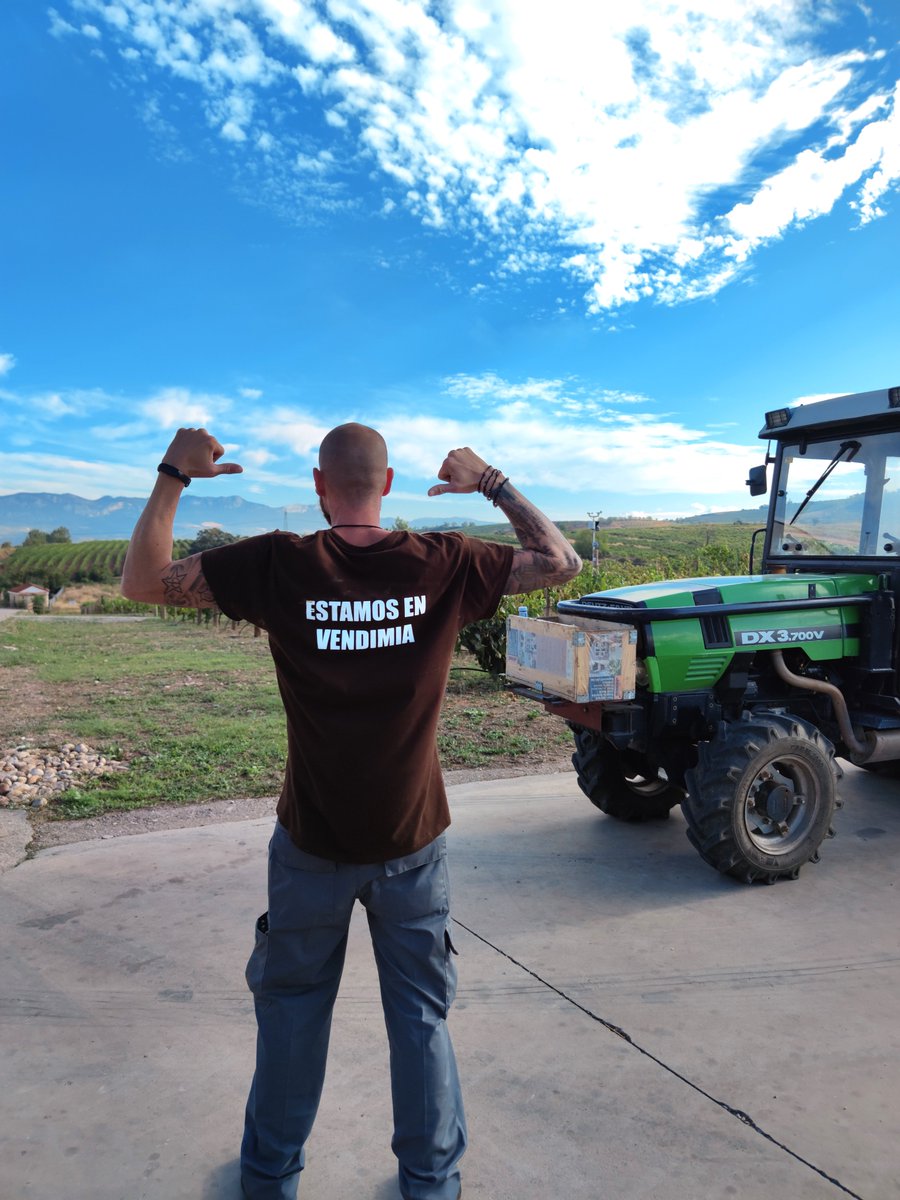 ¿Qué os parecen las nuevas camisetas del equipazo de ZINIO? 🤎 <a href="/RiojaWine_ES/">Rioja Wine España</a>  
#zinio #ziniobodegas #vendimia #vendimia2022 #vino #bodega #winery #rioja #temerecesunrioja