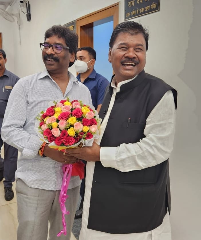 bandhu_tirkey's tweet photo. झारखंड के आदिवासी-मूलवासी के वर्षों का संघर्ष हुआ सफल.
कैबिनेट की बैठक में 1932 ख़तियान एवं OBC को 27% आरक्षण की मिली स्वीकृति. माननीय मुख्यमंत्री श्री हेमंत सोरेन जी एवं गठबंधन की सरकार का आभार.
झारखंड वासियों को बधाई एवं शुभकामनाएं.
@HemantSorenJMM @avinashpandeinc https://t.co/kPF386FjiU