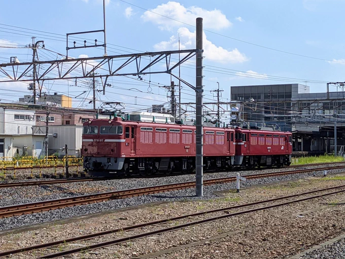 栗橋の東武線ホームで電車を待っていたら13時ちょうど頃に通過していったEF81+ED75よく分かりませんが何か珍しいらしいです(?) 