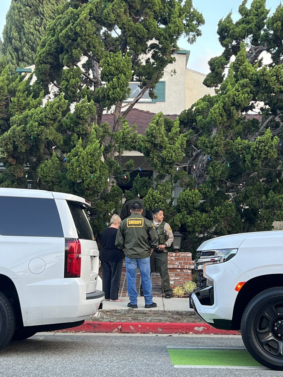 AleneTchek's tweet photo. Sheriff’s deputy pounded on the door saying “Sheriff’s Dept. We have a warrant. We demand entry.” Supervisor Kuehl came out after a few minutes and was served the warrant. Sheriff’s deputies have now gone inside https://t.co/yBIKnS7HjA