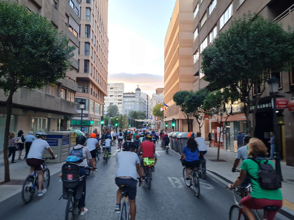 AytoAlbacete's tweet photo. 📣🚲El concejal de #MovilidadUrbana, #JoséGonzález, ha acompañado esta tarde a los integrantes de la asociación #Curba en su actividad 'Sin bici no hay Feria'🎡🚴‍♀️.

👉Un paseo ciclista 🚴‍♂️ desde la 'punta' del 📍Parque de Abelardo Sánchez🌳 hasta el #RecintoFerial✨. https://t.co/trT5q8fw3R