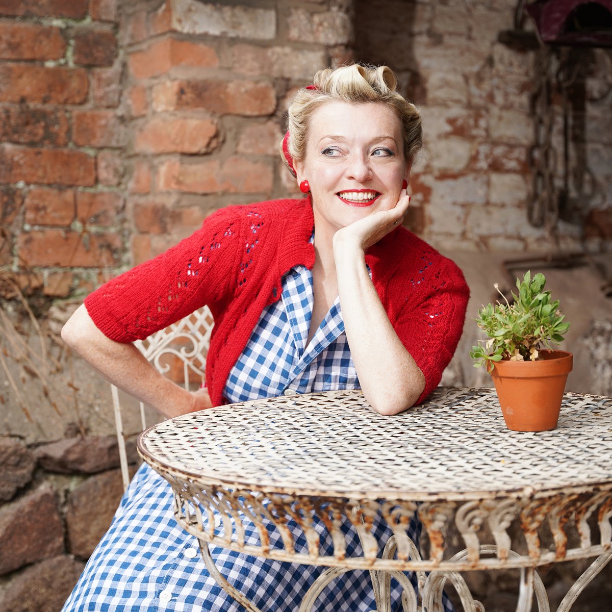Last month we spent another day photographing Soprano @FionaHarrisonavoiceinamillion @stonehurst_farm in Leicestershire to capture some of her 1940s outfits. This year marks the 10th year we've been working together!

#1940sfashion #vintageentertainer #marketingandPRphotography
