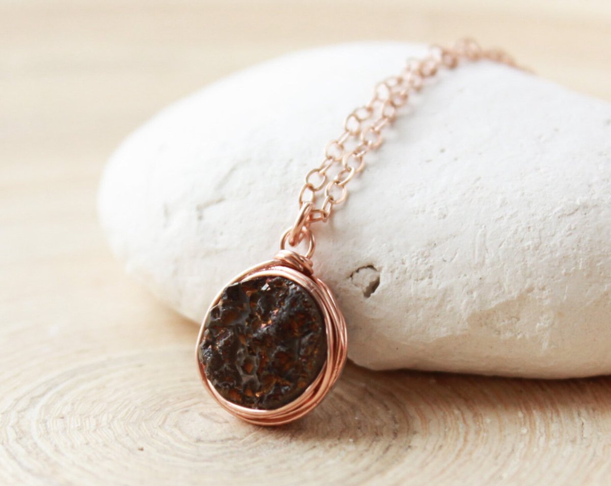 weike20650697's tweet photo. Purple Druzy choker necklace. Small pendant, wire wrapped in rose gold wire. Graduation gift for her. Womens necklace, gifts.
 #Graduation #NecklaceGifts #ChokerNecklace #GoldWire #small #PendantWire #Womens #EverywhereUR

👉https://t.co/4Fzu9LLh5V https://t.co/VJn79Lg6Aq