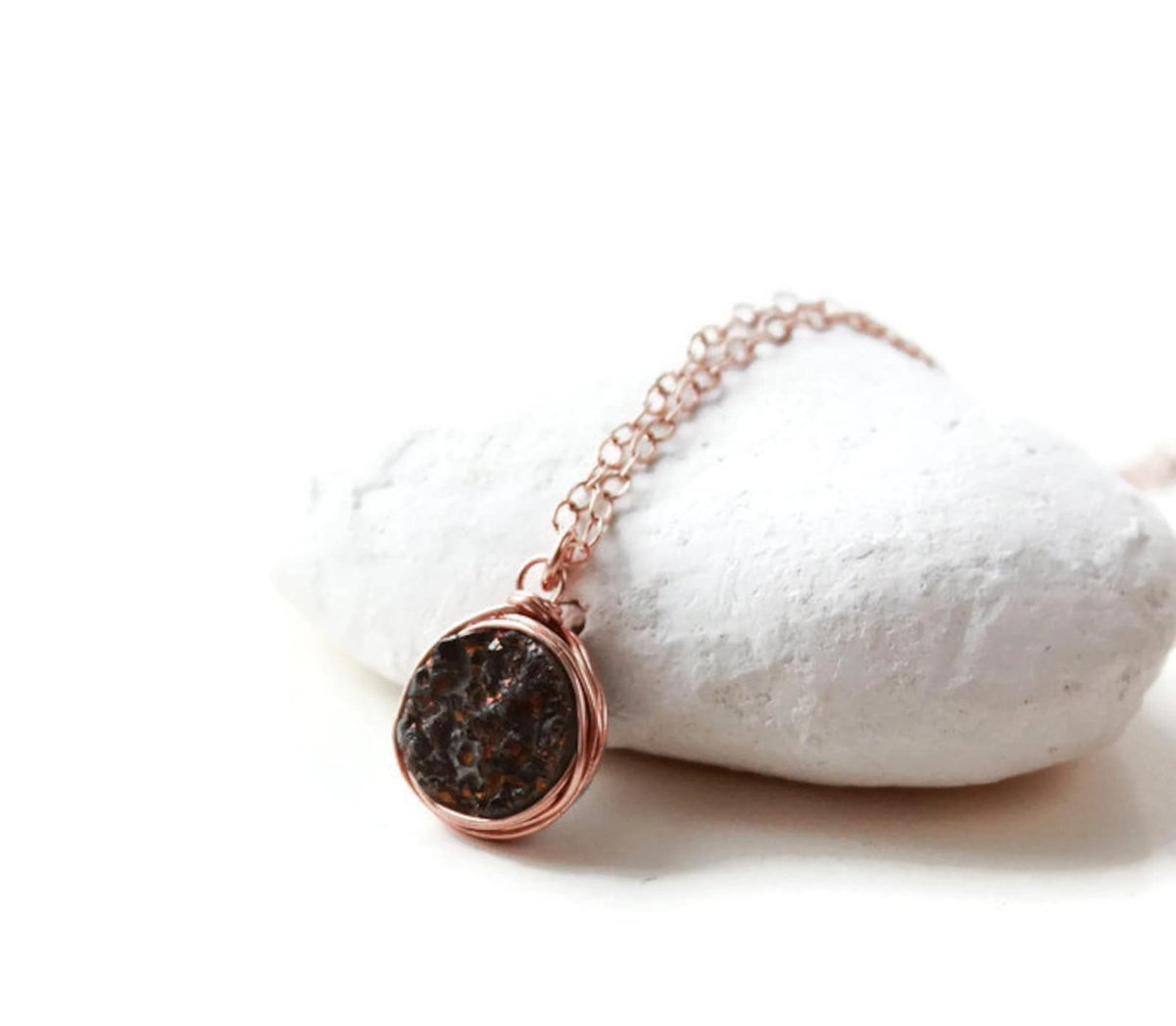 weike20650697's tweet photo. Purple Druzy choker necklace. Small pendant, wire wrapped in rose gold wire. Graduation gift for her. Womens necklace, gifts.
 #Graduation #NecklaceGifts #ChokerNecklace #GoldWire #small #PendantWire #Womens #EverywhereUR

👉https://t.co/4Fzu9LLh5V https://t.co/VJn79Lg6Aq