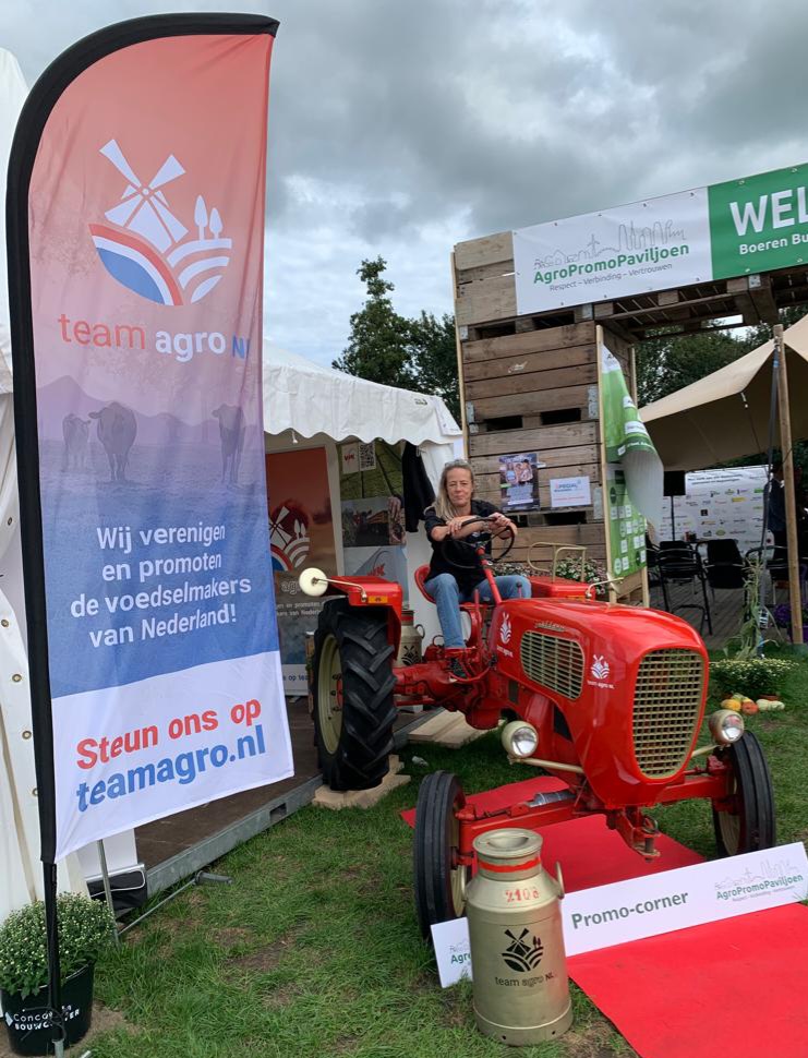 Karin_B_E's tweet photo. Mooie enerverende 1e beursdag gehad op ons dynamische AgroPromoPaviljoen (4.21) op de @AgroTechniek beurs. #ATH22

Tot morgen?

Check onze nieuwe 'gouden trekker' 👇 https://t.co/zUhf2HsSrM