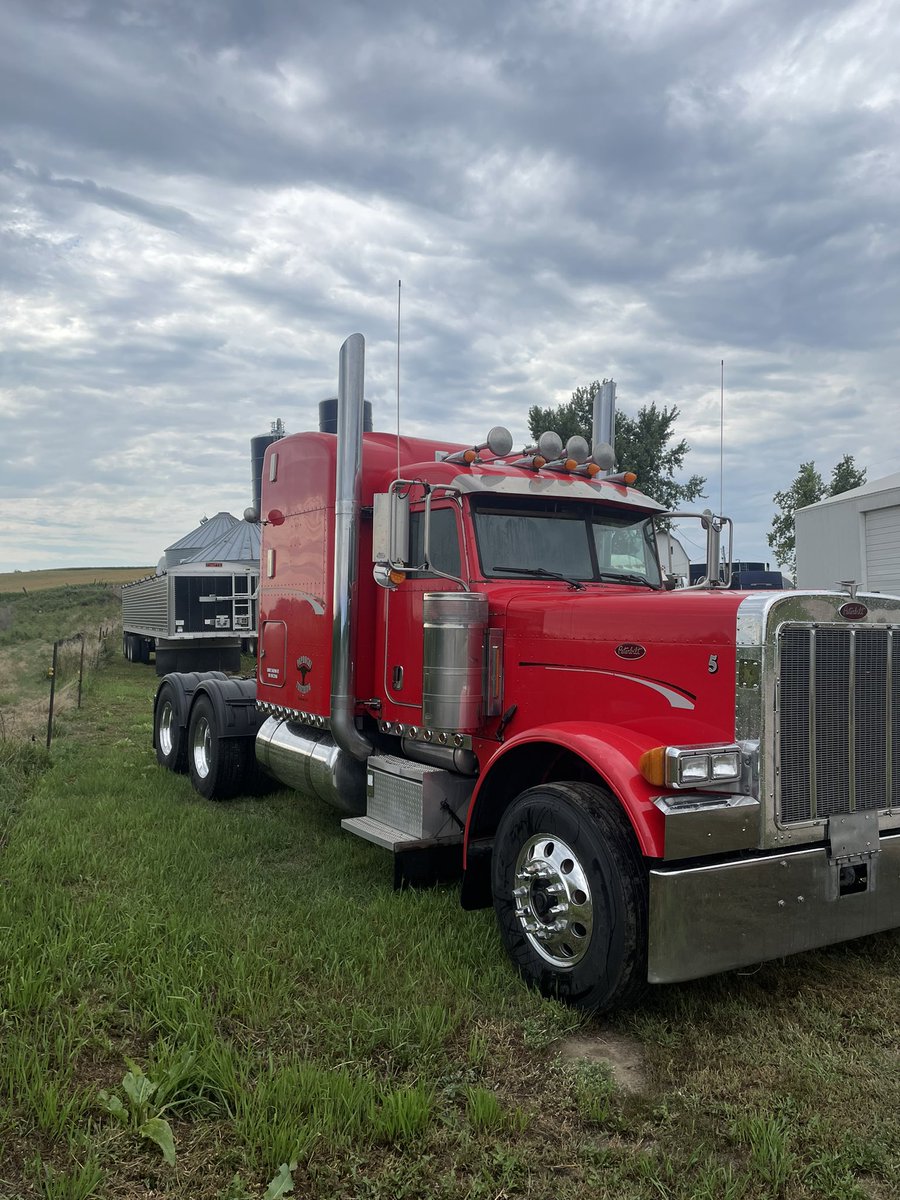 2005 peterbilt 379. 916,000 total miles. 400,000 on an overhaul. 140,000 on a new 13 speed transmission. 70,000 on the clutch. Paperwork to go along. Asking 80k obo. Retweets appreciated