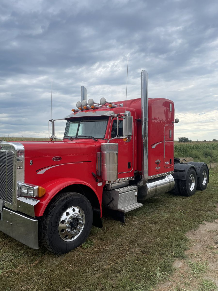 StevenPaprocki7's tweet photo. 2005 peterbilt 379. 916,000 total miles. 400,000 on an overhaul. 140,000 on a new 13 speed transmission. 70,000 on the clutch. Paperwork to go along. Asking 80k obo. Retweets appreciated https://t.co/lQCoZ2ykYq
