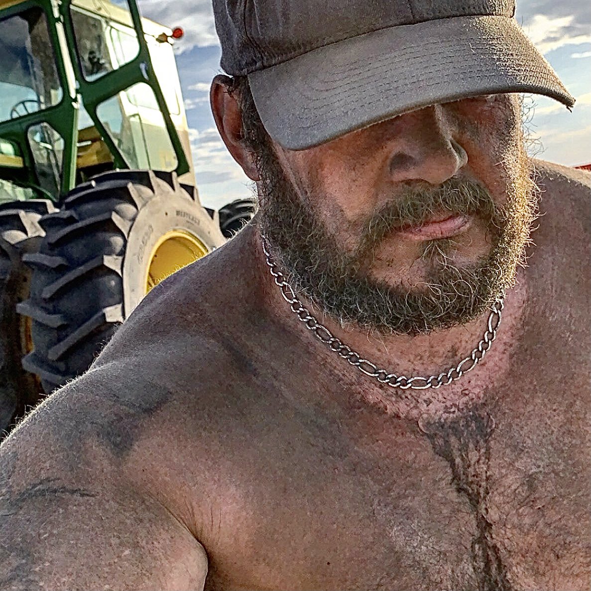 bigmothufacking's tweet photo. I’m a 42 year old father of 2 amazing girls. I grow crops I’m a farmer. I donate to my community. I do neighbour hood patrol. The liberal government sees me as a extremist cuz I won’t let them use me or my girls as their test subjects. #TrudeauHasGotToGo https://t.co/nP17YvQDxA