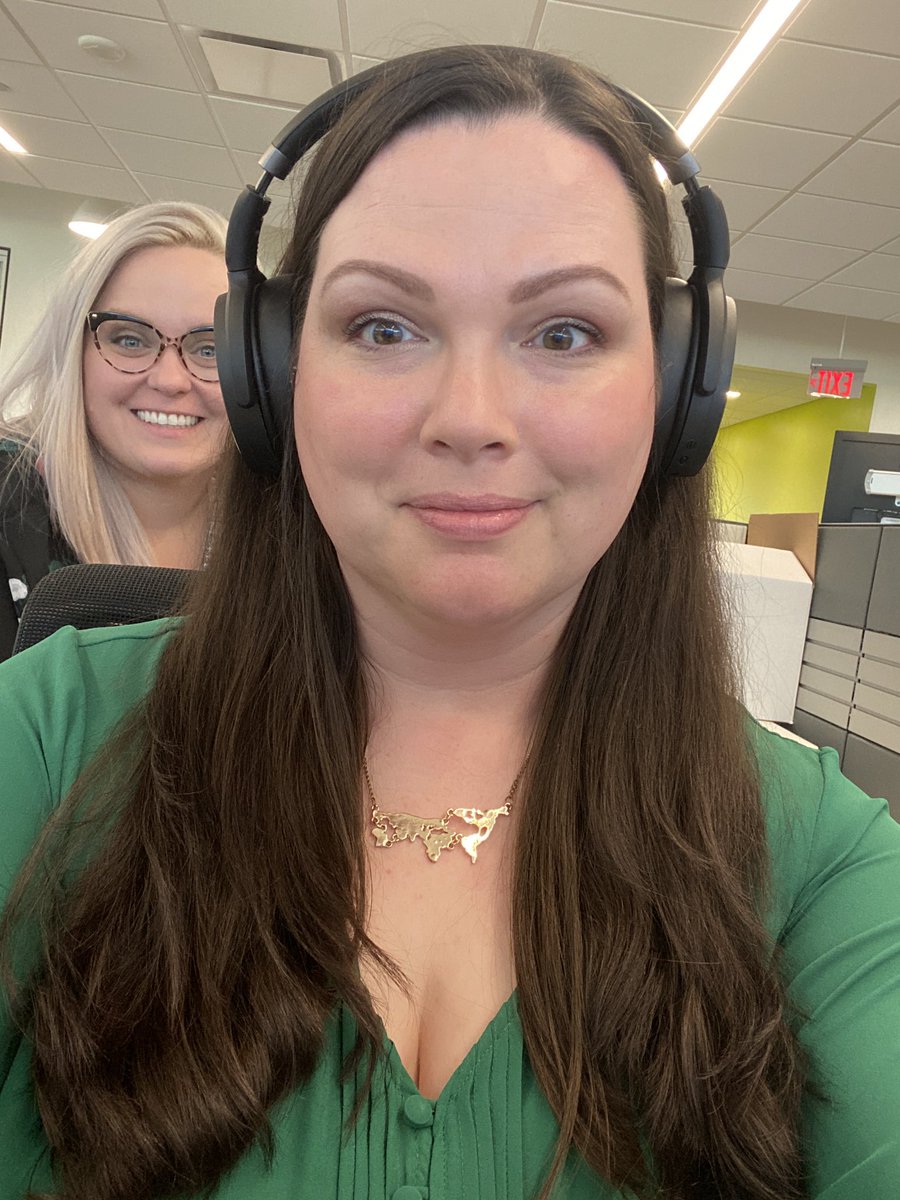MsAmandaDolly's tweet photo. Caught taking a selfie at the office 🤣 https://t.co/Mmy7r6P7ED